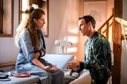 Mysteriöse Lähmungserscheinungen: Anja Antonowicz als Andrea Wellenbrink, Patrick Kalupa als Dr. Neiss Mysteriöse Lähmungserscheinungen: Anja Antonowicz als Andrea Wellenbrink, Patrick Kalupa als Dr. Neiss