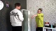 Cindy und ihr Freund Ossi sto&szlig;en an ihre Grenzen, als sie schwere Schr&auml;nke bewegen m&uuml;ssen..