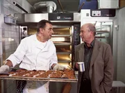 Bei Bäcker Grabosch (Franz Viehmann, li.) bekommt Bienzle (Dietz-Werner Steck) ganz frische Brezeln, einen Kaffee und Einblicke in die Sozialstruktur des Dorfes. Bei Bäcker Grabosch (Franz Viehmann, li.) bekommt Bienzle (Dietz-Werner Steck) ganz frische Brezeln, einen Kaffee und Einblicke in die Sozialstruktur des Dorfes.