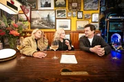 In dieser XL-Auftaktfolge begrüßt Ina Müller (m.) zunächst die Moderatorin Barbara Schöneberger (l.) und "Die Toten Hosen"-Frontmann Campino (r.). In dieser XL-Auftaktfolge begrüßt Ina Müller (m.) zunächst die Moderatorin Barbara Schöneberger (l.) und "Die Toten Hosen"-Frontmann Campino (r.).