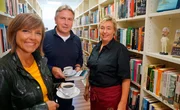 In Hirschhorn: Annette Krause mit Mark Twain-Experte Richard Köhler und Ulrike Schnetz in der Stadtbibliothek und Kaffeemanufaktur. In Hirschhorn: Annette Krause mit Mark Twain-Experte Richard Köhler und Ulrike Schnetz in der Stadtbibliothek und Kaffeemanufaktur.
