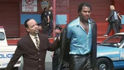 Lance Kanick (Reg Flowers, r.) organisiert Rave-Partys, auf denen junge Mädchen zu pornografischen Aktionen genötigt werden. Detective Tutuola (Ice-T) ist sich sicher, dass er den Aufenthaltsort des vermissten Mädchens kennt. Lance Kanick (Reg Flowers, r.) organisiert Rave-Partys, auf denen junge Mädchen zu pornografischen Aktionen genötigt werden. Detective Tutuola (Ice-T) ist sich sicher, dass er den Aufenthaltsort des vermissten Mädchens kennt.
