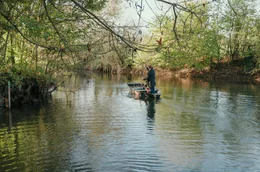Julien Le Guet f&uuml;hrt Besucher durch das Marais Poitevin, das Feuchtgebiet, das im Mittelpunkt seines Kampfes gegen die Mega-Stauseen steht, von denen er glaubt, dass sie dessen Existenz bedrohen.