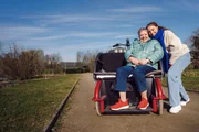 Elisabeth (67, l.) und Caroline (32): Ein absolutes Match trotz unterschiedlicher Lebenswelten und trotz des großen Altersunterschieds. Elisabeth (67, l.) und Caroline (32): Ein absolutes Match trotz unterschiedlicher Lebenswelten und trotz des großen Altersunterschieds.