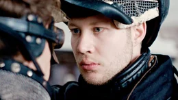 Als Ludwig (Paul Ahrens, l.) das Duell abbrechen will, setzt Erik (Jan Fassbender, r.) ihn unter Druck, damit er weitermacht. Ein Ende der Mensur w&auml;re eine Schande f&uuml;r die Studentenverbindung.