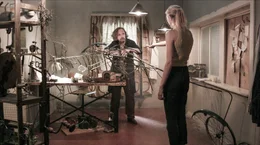 Mechaniker (Tilo Kr&uuml;gel) und Klara (Nina Kummer).