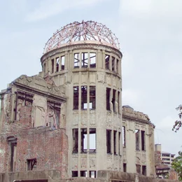 Die Atombombenkuppel ist Teil des Friedensparks von Hiroshima und wird als Gedenkst&auml;tte so erhalten, wie sie den ersten Atombombenabwurf &uuml;berstand.Zur ARTE-Sendung Count-Down in ein neues Zeitalter: Hiroshima 4: Die Atombombenkuppel ist Teil des Friedensparks von Hiroshima und wird als Gedenkst&Scaron;tte so erhalten, wie sie den ersten Atombombenabwurf źberstand. Foto: ARTE France Honorarfreie Verwendung nur im Zusammenhang mit genannter Sendung und bei folgender Nennung "Bild: Sendeanstalt/Copyright". Andere Verwendungen nur nach vorheriger Absprache: ARTE-Bildredaktion, Silke W&scaron;lk Tel.: +33 3 881 422 25, E-Mail: bildredaktion@arte.tvZur ARTE-Sendung Count-Down in ein neues Zeitalter: Hiroshima 4: Die Atombombenkuppel ist Teil des Friedensparks von Hiroshima und wird als GedenkstĂ&curren;tte so erhalten, wie sie den ersten Atombombenabwurf ĂĽberstand. Foto: ARTE France Honorarfreie Verwendung nur im Zusammenhang mit genannter Sendung und bei folgender Nennung "Bild: Sendeanstalt/Copyright". Andere Verwendungen nur nach vorheriger Absprache: ARTE-Bildredaktion, Silke WĂ&para;lk Tel.: +33 3 881 422 25, E-Mail: bildredaktion@arte.tv