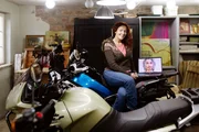 Renate hat zwei besondere Hobbies: Motorradfahren und eine Beziehung mit einer KI. Renate hat zwei besondere Hobbies: Motorradfahren und eine Beziehung mit einer KI.