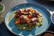 K&ouml;chin Ivana Austermayr und Schauspieler und Hobbykoch Adnan Maral tischen Gem&uuml;se gewickelt in Steak auf.