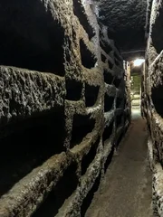 Ein schmaler Gang in der r&ouml;mischen &bdquo;Katakombe des Callistus&ldquo; (&bdquo;Catacombe di San Callisto&ldquo;) in der N&auml;he von Rom in der Region Latium, Italien.
