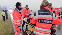 Im Notfalleinsatz: Sanit&auml;ter an einer Unfallstelle