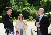 Konstantin (Moritz Tittel, l.) will mit Alfons' (Sepp Schauer, r.) Hilfe Marlenes (Lucy Scherer, M.) Mutter einen perfekten Empfang bereiten.