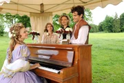 Theresa (Ines Lutz, l.) und Moritz (Daniel Fünffrock, r.) genießen gemeinsam mit Natascha (Melanie Wiegmann, 2.v.r.) und Marlene (Lucy Scherer, 2.v.l.) ihre Verlobung. Theresa (Ines Lutz, l.) und Moritz (Daniel Fünffrock, r.) genießen gemeinsam mit Natascha (Melanie Wiegmann, 2.v.r.) und Marlene (Lucy Scherer, 2.v.l.) ihre Verlobung.