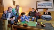 Gespannte Fernsehzuschauer beim &bdquo;Quizdoppel&ldquo;: v.l.n.r. Wolfgang, Karin, Emil, G&uuml;nther, Johanna, Jessi