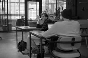 &sbquo;&Auml;&ucirc;Warum bedr&radic;&ordm;ckt es uns so, einsam zu sein?&sbquo;&Auml;&uacute;, fragt sich Jan (2.v.r.). Was unterscheidet Einsamkeit von Alleinsein?