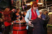 Ein guter Start ins neue Jahr: Manu (Marie Zielcke, 2.v.r.) kann ihren Sohn Daniel (Alexander T&uuml;rk, r.) doch noch rechtzeitig zu Mitternacht in die Arme schlie&szlig;en ...
