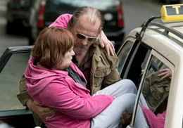 Der immer etwas ruppig erscheinende Harry (Paul Fassnacht) k&uuml;mmert sich auf seine Weise um Uschi (Marie Gruber).