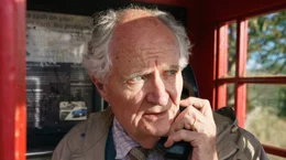 Harold (Jim Broadbent) k&uuml;ndigt sich bei der Sterbenden an.