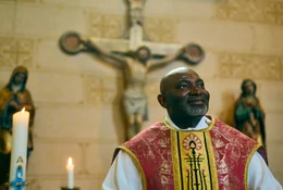 Der in Nigeria geborene Priester Uchenna Aba arbeitet seit zehn Jahren als katholischer Seelsorger in Goch-Kessel am Niederrhein.