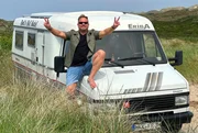 Friso Richter mit Oldtimer-Wohnmobil "Pamela".