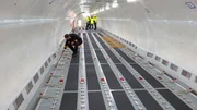 Der Umbau der A321F vom Passagier- zum Frachtflieger war sehr aufwendig und wird genaustens kontrolliert.