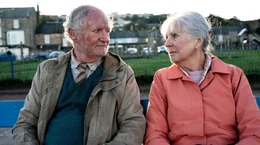 Zwischen Harold Fry (Jim Broadbent) und seiner Frau Maureen (Penelope Wilton) stehen unbew&auml;ltigte Traumata.