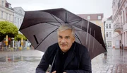 Der Schriftsteller Uwe Johnson (1934-1984) hat sich mit deutscher Geschichte und ihrer Gegenwart auseinandergesetzt. Mit Texten von Johnson bereist Filmemacher Volker Koepp die biografischen und literarischen Landschaften des Schriftstellers, trifft Menschen, die von ihrem Leben und ihren Erinnerungen, vom Ausharren an den Orten ihrer Herkunft, vom Gehen und Bleiben und von Uwe Johnson erz&auml;hlen. - Dietrich Sagert G&uuml;strow.