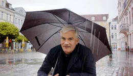 Der Schriftsteller Uwe Johnson (1934-1984) hat sich mit deutscher Geschichte und ihrer Gegenwart auseinandergesetzt. Mit Texten von Johnson bereist Filmemacher Volker Koepp die biografischen und literarischen Landschaften des Schriftstellers, trifft Menschen, die von ihrem Leben und ihren Erinnerungen, vom Ausharren an den Orten ihrer Herkunft, vom Gehen und Bleiben und von Uwe Johnson erz&auml;hlen. - Dietrich Sagert G&uuml;strow.