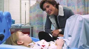 Die kleine Sophie (Andrea Bowen) wurde entführt und vergewaltigt. Im Krankenhaus versucht Detective Olivia Benson (Mariska Hargitay), von dem Mädchen etwas über ihren Peiniger zu erfahren. Die kleine Sophie (Andrea Bowen) wurde entführt und vergewaltigt. Im Krankenhaus versucht Detective Olivia Benson (Mariska Hargitay), von dem Mädchen etwas über ihren Peiniger zu erfahren.
