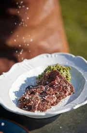 K&ouml;chin Ivana Austermayr und Schauspieler und Hobbykoch Adnan Maral servieren knusprige Rinderzunge mit Salsa Verde.