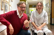 Eckart von Hirschhausen und Muskelschwund-Patientin Karla Rosenstock. Die Medizinstudentin macht ein Pflegepraktikum im Berliner Bethel-Krankenhaus. Die Medizin von morgen kann vielleicht ihre bislang unheilbare Krankheit besiegen.