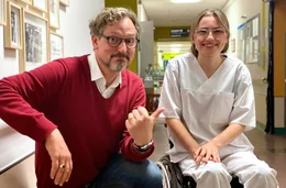 Eckart von Hirschhausen und Muskelschwund-Patientin Karla Rosenstock. Die Medizinstudentin macht ein Pflegepraktikum im Berliner Bethel-Krankenhaus. Die Medizin von morgen kann vielleicht ihre bislang unheilbare Krankheit besiegen.