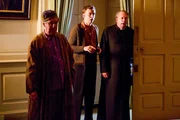 (v.li.): John Bett (Hugo Masters), Alex Price (Sid Carter), Mark Williams (Father Brown). (v.li.): John Bett (Hugo Masters), Alex Price (Sid Carter), Mark Williams (Father Brown).
