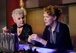 Shirley (Maresa H&ouml;rbiger, links) wei&szlig; genau, was ihre Tochter Anna (Stefanie Dvorak) will.