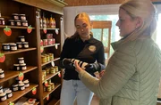 Judith Wannagat (rechts) vom Gut Steinwehr klärt im Hofladen Mitarbeiterin Hanna über die unbekannte Aronia-Beere auf, aus der Gelee gemacht wird. Judith Wannagat (rechts) vom Gut Steinwehr klärt im Hofladen Mitarbeiterin Hanna über die unbekannte Aronia-Beere auf, aus der Gelee gemacht wird.