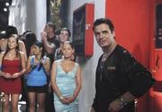 Wei&szlig; T&uuml;rsteher Terror (Antonio Sabato Jr., r.) mehr &uuml;ber den Mord an Richie, als er zugeben will?