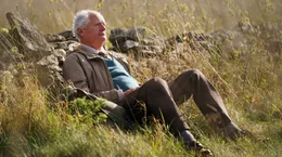 Harold (Jim Broadbent) genie&szlig;t seinen Aufbruch.