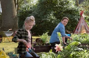 Tina (Cya Emma Blaack, l.) und Gudrun Wohlers (Katrin Pollitt, r.) kommen sich bei der Gartenarbeit näher. Tina (Cya Emma Blaack, l.) und Gudrun Wohlers (Katrin Pollitt, r.) kommen sich bei der Gartenarbeit näher.