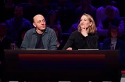 Rateteam-Kapit&auml;n Bernhard Ho&euml;cker (l.) und die Schauspielerin Christina Athenst&auml;dt (r.) bilden ein Rateteam.