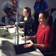 Die Wissenschaftsjournalistin Andrea Lauterbach will wissen, welche Technologien in naher Zukunft unser Leben verändern. Aua! Diese Sinneswahrnehmung hat den Charakter eines Warnsignals, das viele medizinische Diagnosen erst ermöglicht. Doch nicht jeder kann Schmerzen immer mitteilen, zum Beispiel bei Demenz, oder wenn Patienten nach einer Narkose noch benommen sind. Am Fraunhofer Institut für Integrierte Schaltungen in Erlangen erforscht ein Team um den Ingenieur Jens-Uwe Garbas die automatische Emotionserkennung Dabei vermessen Kameras die Mimik im Gesicht eines Menschen. Eine künstliche Intelligenz verarbeitet die Daten und soll dabei in Zukunft Emotionen wie Freude, Ärger oder Schmerz zuverlässig erkennen. Die Wissenschaftsjournalistin Andrea Lauterbach will wissen, welche Technologien in naher Zukunft unser Leben verändern. Aua! Diese Sinneswahrnehmung hat den Charakter eines Warnsignals, das viele medizinische Diagnosen erst ermöglicht. Doch nicht jeder kann Schmerzen immer mitteilen, zum Beispiel bei Demenz, oder wenn Patienten nach einer Narkose noch benommen sind. Am Fraunhofer Institut für Integrierte Schaltungen in Erlangen erforscht ein Team um den Ingenieur Jens-Uwe Garbas die automatische Emotionserkennung Dabei vermessen Kameras die Mimik im Gesicht eines Menschen. Eine künstliche Intelligenz verarbeitet die Daten und soll dabei in Zukunft Emotionen wie Freude, Ärger oder Schmerz zuverlässig erkennen.