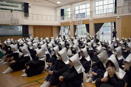 Japan setzt auf Zivilschutz. In den Schulen finden regelm&auml;&szlig;ige Katastrophenschutz&uuml;bungen statt, um die Menschen von Kindesalter an auf die drohenden Naturkatastrophen vorzubereiten.