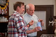 Von rechts: Joseph (Michael Vogtmann) ist befriedet, als Gregor (Holger Matthias Wilhelm) sich einsichtig zeigt und Emil ein Zeichen der Dankbarkeit annehmen kann.