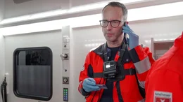 Notarzt Dr. Daniel Schmitz im Einsatz.