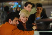 Luca und Olivia wittern die Chance, den ungeliebten Weihnachtsferien im Kreis der Familie zu entgehen. (v.l.n.r.) Luca (Manuel Cortez), Olivia (Kasia Borek), Kai (Frederic B&ouml;hle) und Carla (Sarah M&uuml;hlhause) ...
