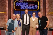 Moderator Kai Pflaume (M.) und seine Rateteam-Kapit&auml;ne Bernhard Ho&euml;cker (l.) und Elton (r.) begr&uuml;&szlig;en in dieser Sendung die ehemalige Tagesschausprecherin Dagmar Berghoff (2.v.l.) und die Tagesschausprecherin Susanne Daubner (2.v.r.).