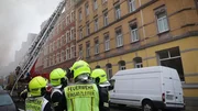 In einem Mehrfamilienhaus in Chemnitz brennt der Dachstuhl. Ein Gro&szlig;aufgebot der Feuerwehr soll verhindern, dass die Flammen auf benachbarte Geb&auml;ude &uuml;bergreifen.