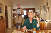 W&auml;hrend sich Karin (Therese H&auml;mer) als Krankenschwester mit Nachtschichten abplagt, treibt sich ihr Wolfgang (Ludger Pistor) in Quiz-Shows herum und l&auml;sst sich von seinem sauberen Freund die Chance nehmen, zumindest mit 2.000 Euro nach Hause zu kommen!