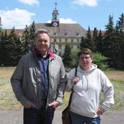Axel Bulthaupt (l.) mit Sylvia Rademacher, Historikerin aus Wünsdorf Axel Bulthaupt (l.) mit Sylvia Rademacher, Historikerin aus Wünsdorf