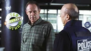 Um seine vermisste Tochter zu finden, begeht der sonst so zuverlässige Polizist Frank Foster (Daniel Ziskie, l.) eine große Dummheit. Sein Freund Captain Donald Cragen (Dann Florek) versucht, das Schlimmste zu verhindern. Um seine vermisste Tochter zu finden, begeht der sonst so zuverlässige Polizist Frank Foster (Daniel Ziskie, l.) eine große Dummheit. Sein Freund Captain Donald Cragen (Dann Florek) versucht, das Schlimmste zu verhindern.
