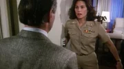 Liebe der Vergangenheit 2 – Commander Michaels (Cristina Raines) ist erstaunt von Matts (David Ackroyd) Besuch. Liebe der Vergangenheit 2 – Commander Michaels (Cristina Raines) ist erstaunt von Matts (David Ackroyd) Besuch.